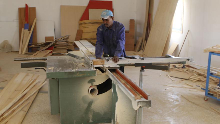 Ali Enelay Mohamed, carpintero en el Centro de Trabajadores de Smara © Ángel L. Martínez