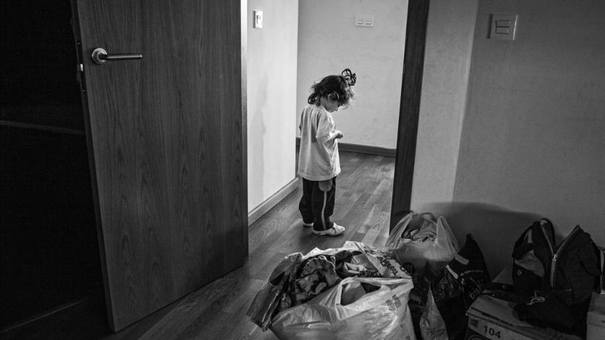 Nia a las puertas de una casa, que va a ser desalojada, en Espaa. / Aitor Lara (Save the Children) 