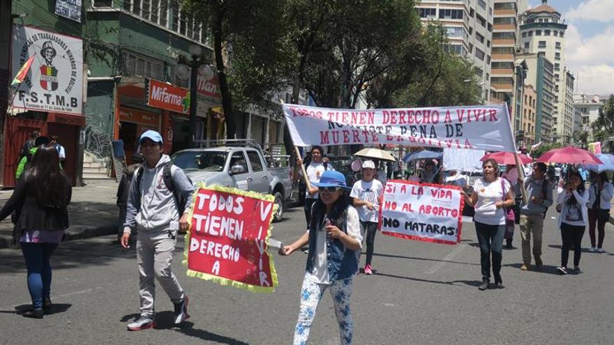 Evangélicos y católicos marchan contra la ampliación del aborto en Bolivia
