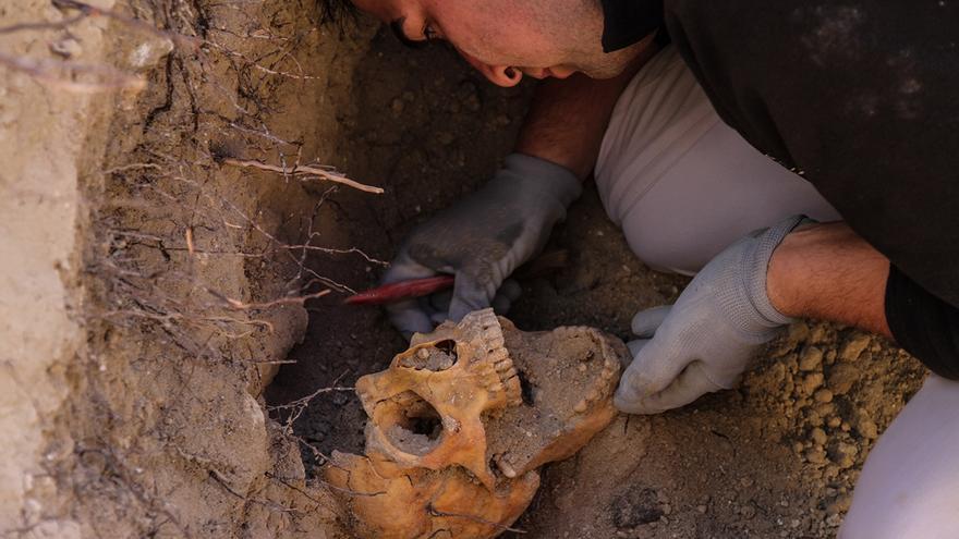 Exhumación de fosa en el Cementerio Viejo de Arganda del Rey. Foto: Óscar Rodríguez (ARMH)