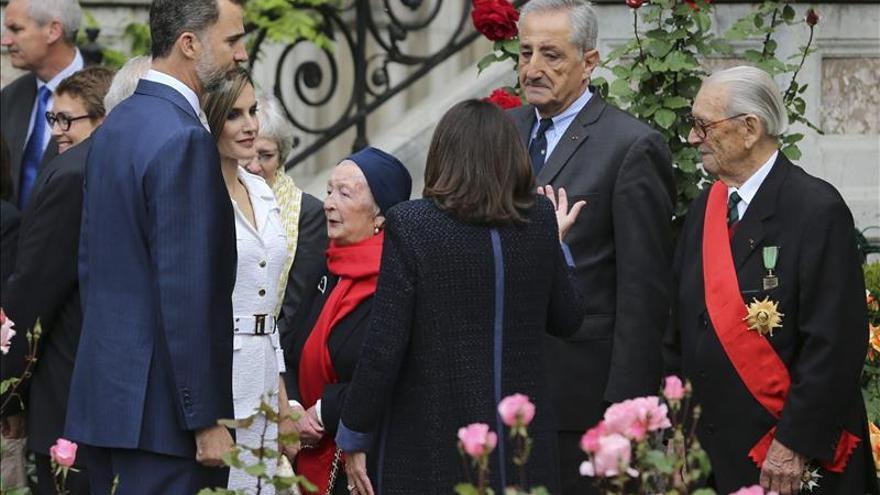 Los reyes Felipe y Letizia y la alcaldesa de París saludan a varios ciudadanos franceses condecorados por liberar París / EFE