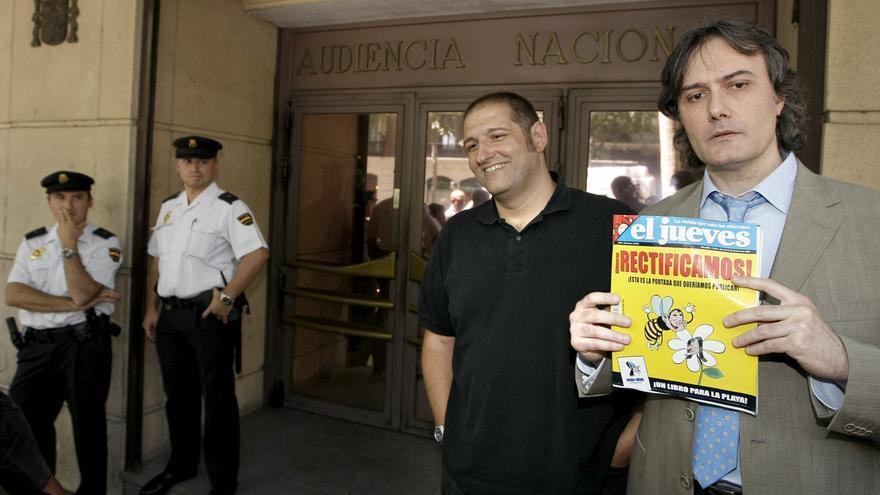 Manel Fontdevilla (i) en 2007, momentos antes de declarar en la Audiencia Nacional por la caricatura de 'El Jueves' que fue secuestrada en 2007 \ EFE/Juanjo Martin