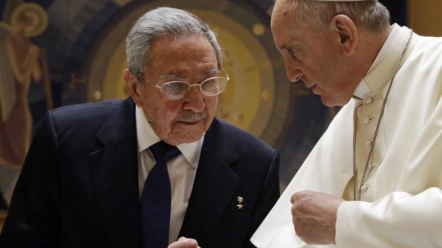 Fotografía tomada durante la reunión de Raúl Castro con el papa Francisco en el Vaticano. / AP Photo - Gregorio Borgia