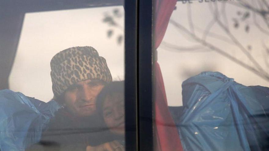 Francia termina de evacuar Calais con el traslado de las mujeres con hijos