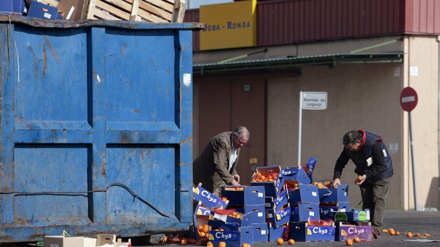 Gente recogiendo alimentos sobrantes en Mercamadrid en 2012 / OLMO CALVO