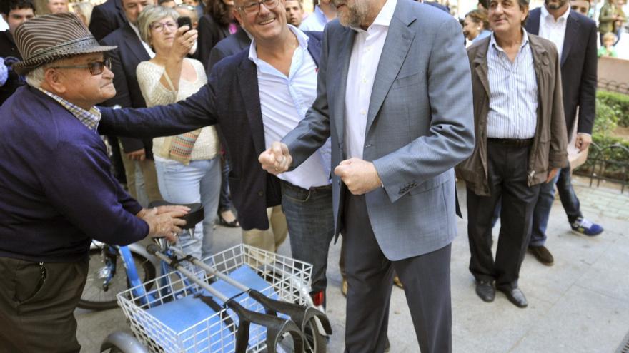 El presidente del Gobierno, Mariano Rajoy, saluda a varios vecinos de la localidad toledana de Mora / EFE/Ismael Herrero 
