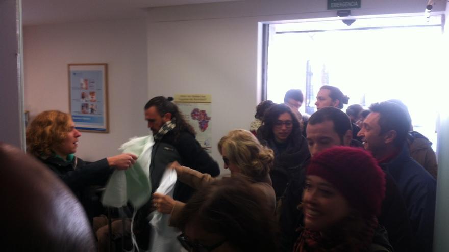 Grupo de activistas entra en la sede de Capio, en Madrid (Héctor Juanatey)