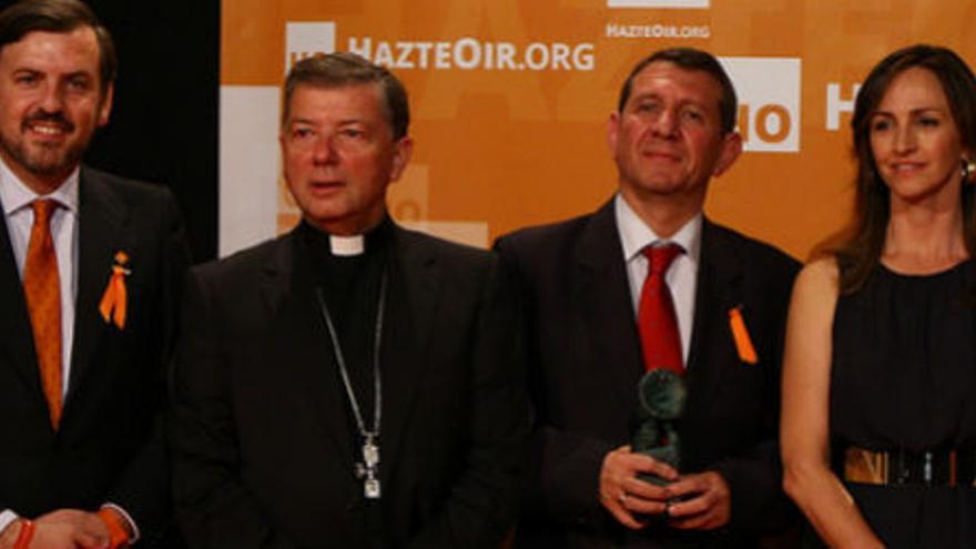 Ignacio Arsuaga, con el obispo Martínez Camino y el director general de Cope, José Luis Restán, premiados por HazteOir