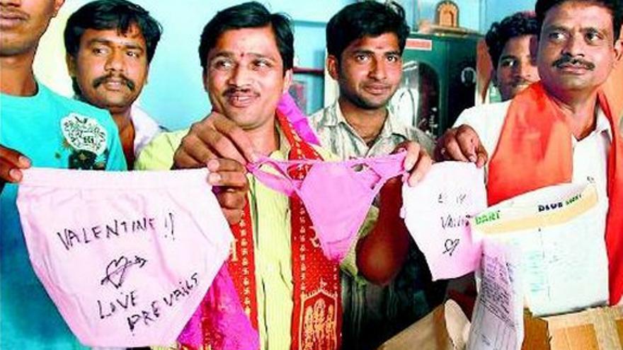 Miembros del grupo Sri Ram Sena reciben sus regalos de San Valentín