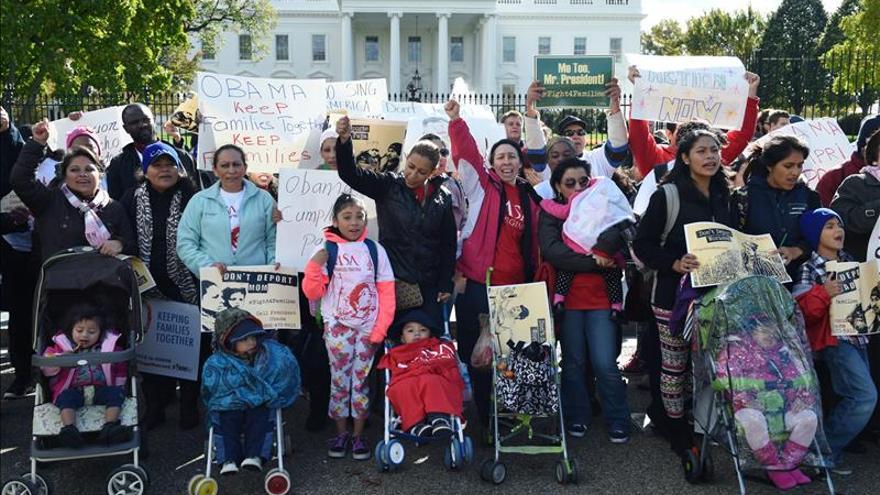 Inmigrantes se manifiestan para pedir a Obama que cierre los centros de detención