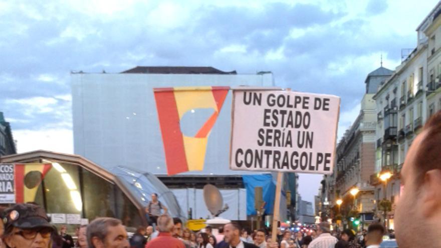Jugar a la confusión: ¿manifestantes de izquierdas o de derechas? Puerta del Sol (Madrid), convocatoria del 15M el 15 de octubre de 2013 / Santiago Setién