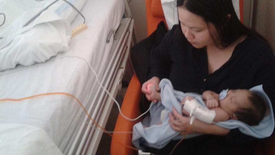 Louela Aparece junto a su bebé, cuando lo operaron debido a una hernia. 