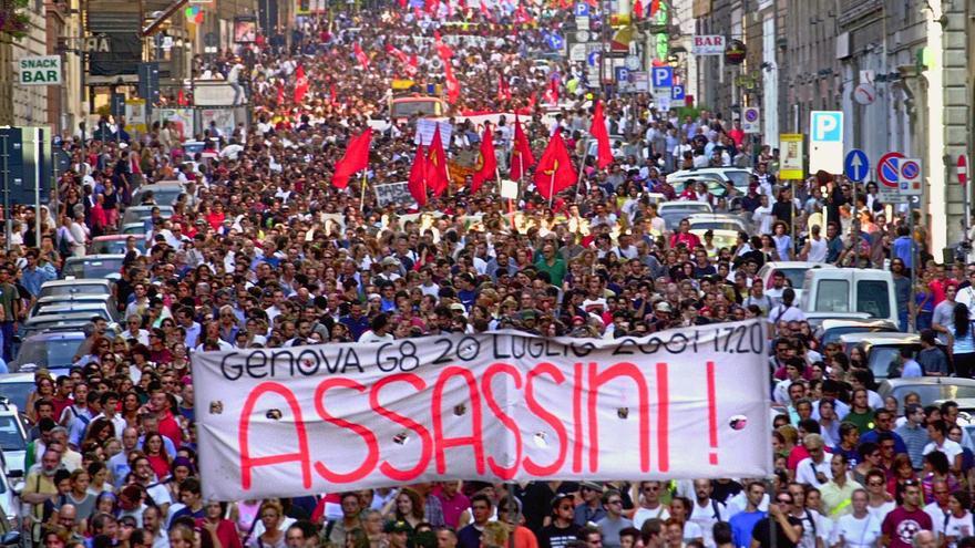Manifestación en Roma contra la violencia policial aplicada en la cumbre del G8 en Génova, en la que falleció de un disparo un activista de 23 años, Carlo Giuliani. 24 de julio de 2001. / Pier Paolo Cito / AP
