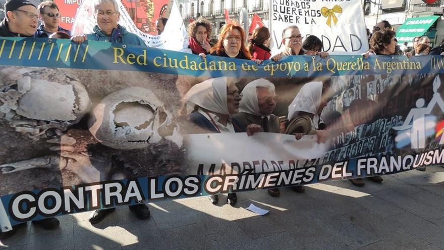 Manifestación contra los crímenes del franquismo en Sol.