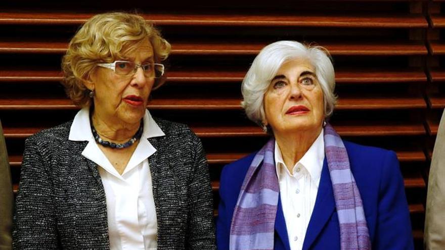 Manuela Carmena y Paca Sauquillo, en la presentación de los integrantes del Comisionado de Memoria Histórica de Madrid. / EFE