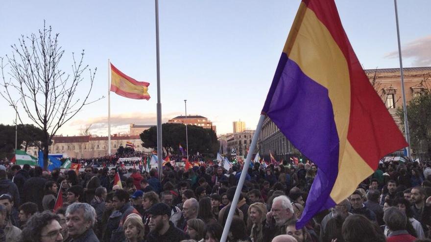 La protesta de las Marchas de la Dignidad, en Colón, con la bandera de la plaza al fondo / Juan Luis Sánchez