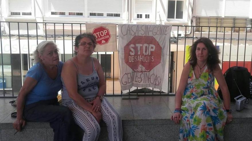 Maximina (con camiseta de tirantes) entre dos activistas de la PAH en Alcorcón