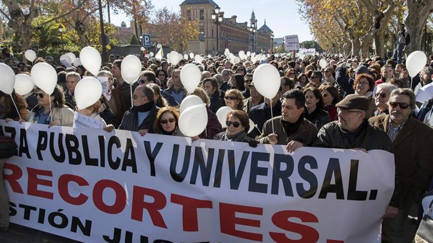 Miles de andaluces reclaman en la calle una sanidad "digna" y "sin recortes"
