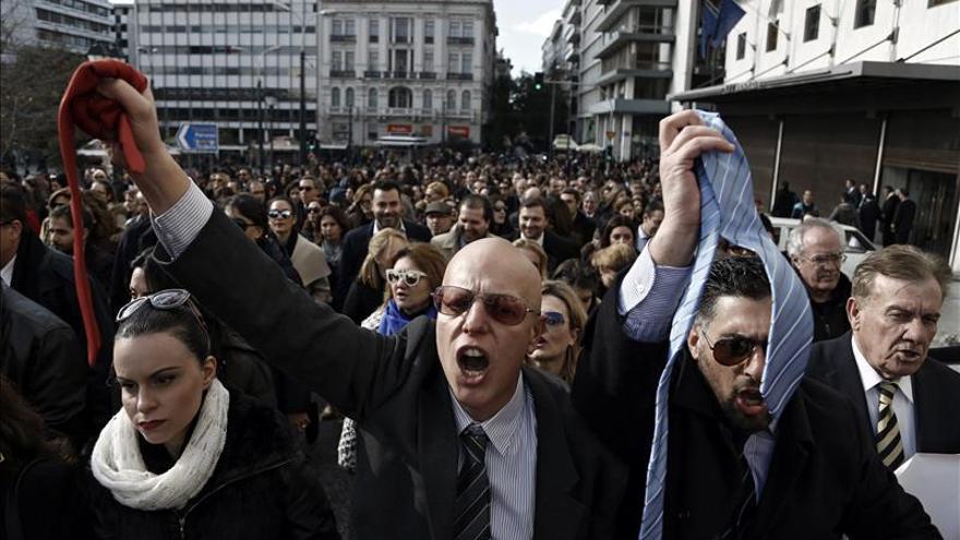 Miles de griegos se manifiestan en Atenas contra la reforma de las pensiones