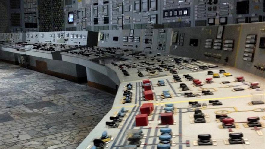Miles de trabajadores van cada día a la central de Chernóbil 30 años después