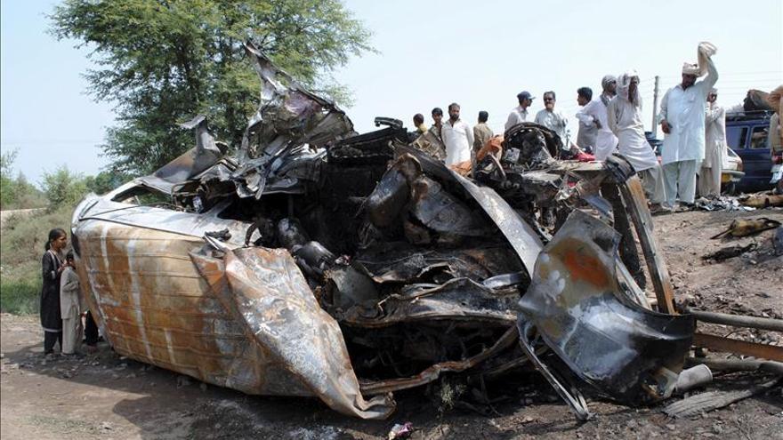 Mueren diez niños y seis adultos al caer un vehículo a un río en el norte de Pakistán