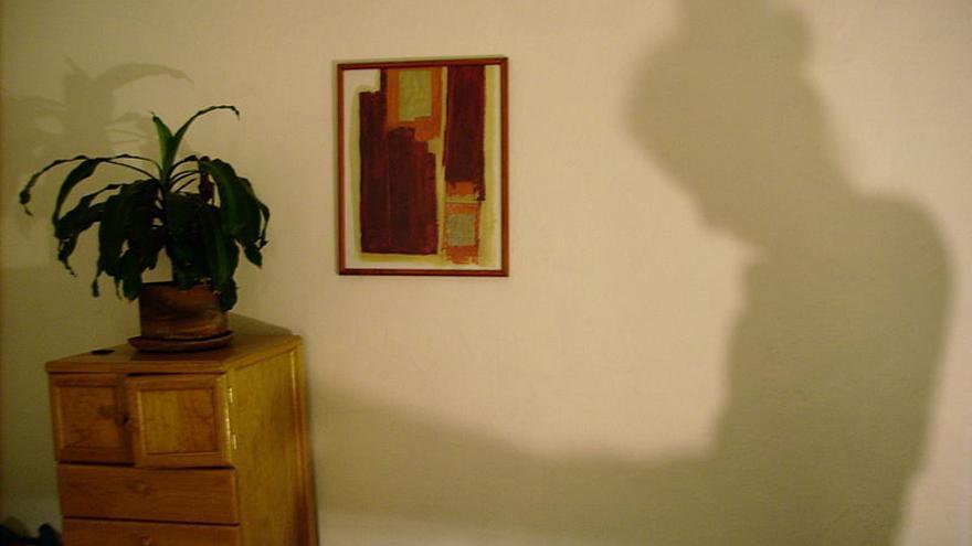 Mujer en sombra. \ Bernardo Bolaños 
