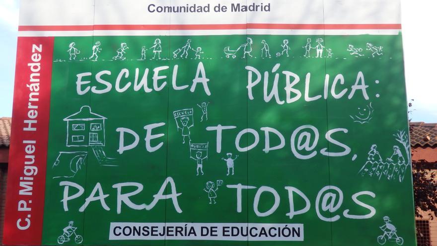 Pancarta que han colocado las familias en la puerta del CEIP Miguel Hernández. / Foto cedida