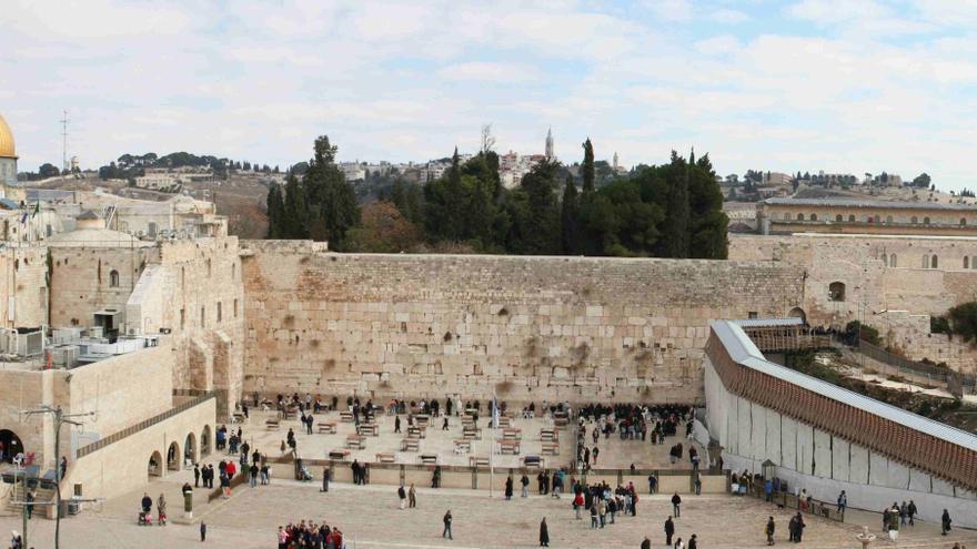 Panorámica de Jerusalén con el muro de las lamentaciones en primer plano, la mezquita de al-Aqsa a la derecha e iglesias cristianas al fondo / Sheepdog85 / Wikimedia Commons 