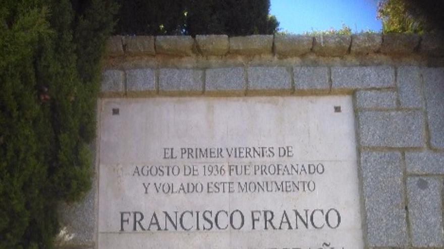 Placa situada en el monumento al Sagrado Corazón de Jesús en el Cerro de los Ángeles. 