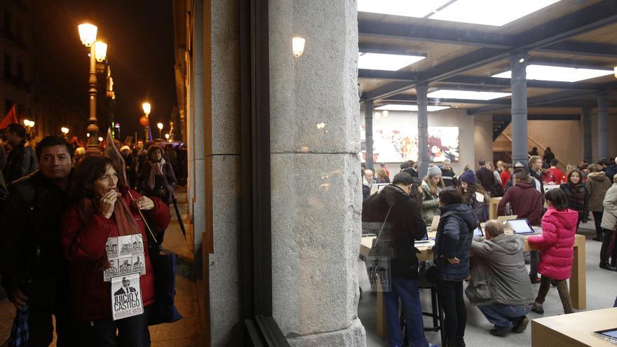 A su llegada a la Puerta del Sol, las 'Marchas de la Dignidad' coincidieron en espacio y tiempo con la multitud de personas que ya hacían las primeras compras navideñas. \ Olmo Calvo