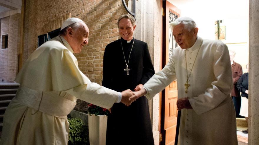 Ratzinger y Bergoglio. 