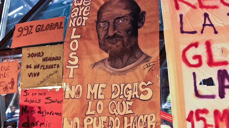 "No me digas lo que no puedo hacer". Una pancarta en Sol cita al personaje John Locke en la serie 'Perdidos'.