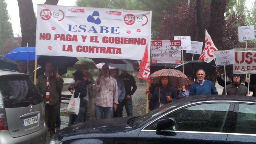 Trabajadores de limpieza y seguridad de Esabe y Sequor protestan por los retrasos en el cobro de sus nóminas.