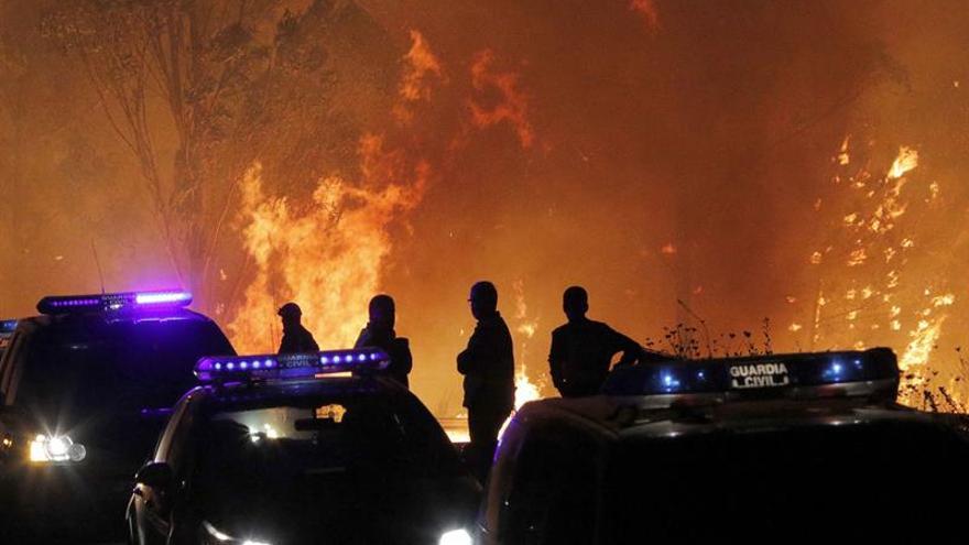 Trece puntos en Galicia sufren incendios que ponen en riesgo a la población
