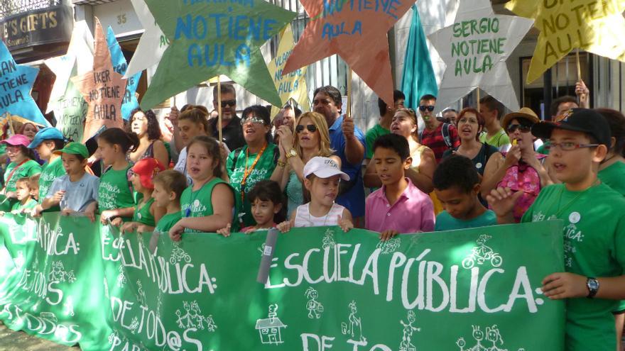 Varias familias se manifiestan ante la Consejería madrileña de Educación./ L.O.