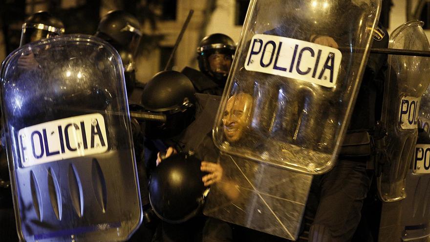 Varios agentes de la Policía Nacional se cubren con sus escudos / Olmo Calvo