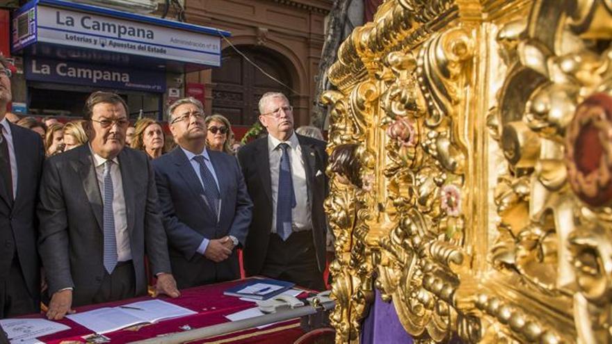 Los ministros Zoido y Catalá presencian la procesión de Las Cigarreras en Sevilla