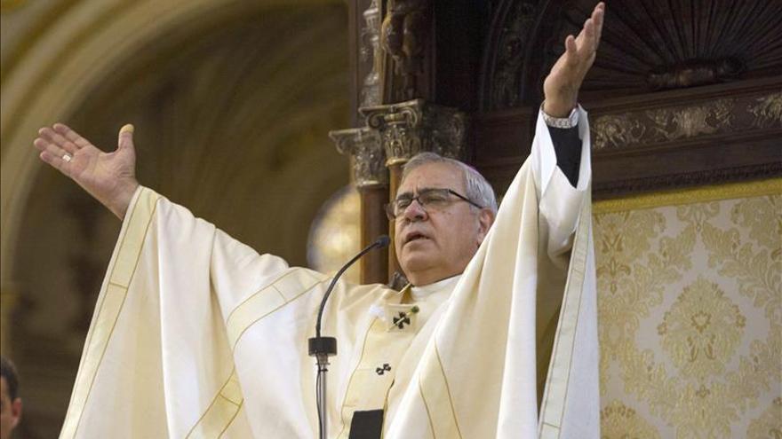 El arzobispo de Granada se postra ante el altar para pedir perdón por los "escándalos"