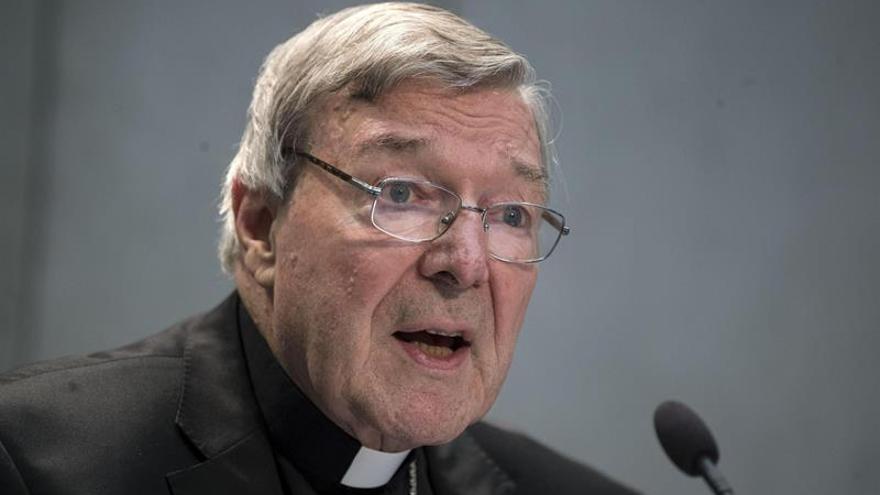 El cardenal Pell regresa a Australia, donde es acusado de abusar de menores
