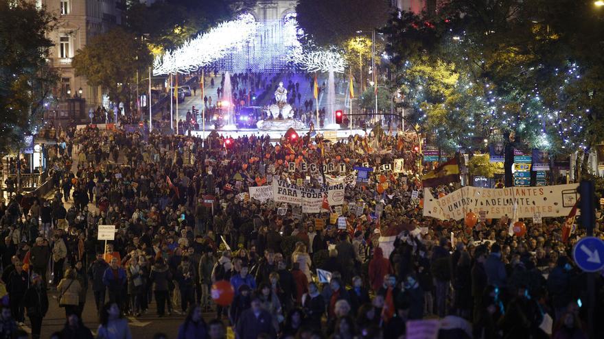 A pesar de que la concentración no fue tan multitudinaria como la del 22M, los manifestantes ocuparon con sus pancartas la plaza de Cibeles y buena parte de la calle Alcalá. \ Olmo Calvo
