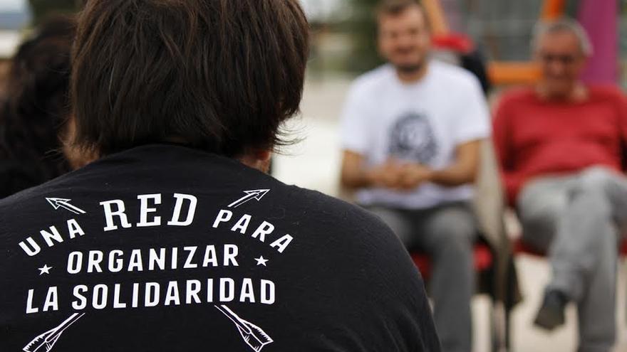 Un joven con la camiseta de la Red de la Solidaridad