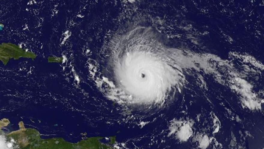 El poderoso huracán Irma, de categoría 5, atraviesa Barbuda