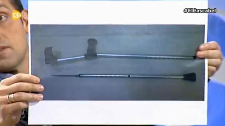 El portavoz de la CEP muestra en 13TV una imagen de la muleta 