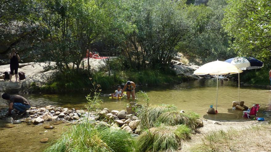 Las represas para crear piscinas en el Río Manzanares en La Pedriza deterioran el parque nacional.