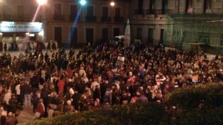 Más de un millar de personas se concentraron ayer frente al Consistorio de Alcázar de San Juan 