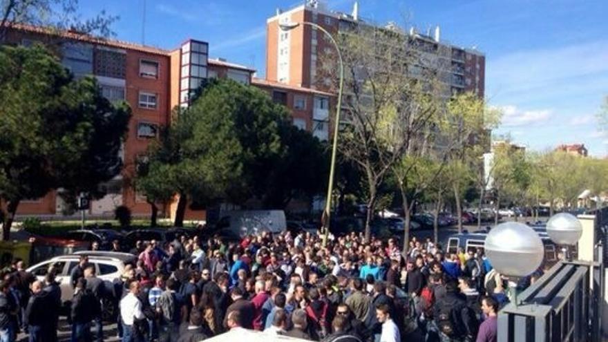 Unos 200 policías antidisturbios se manifiestan frente a la comisaría de Moratalaz, en Madrid, tras los incidentes del 22M. 