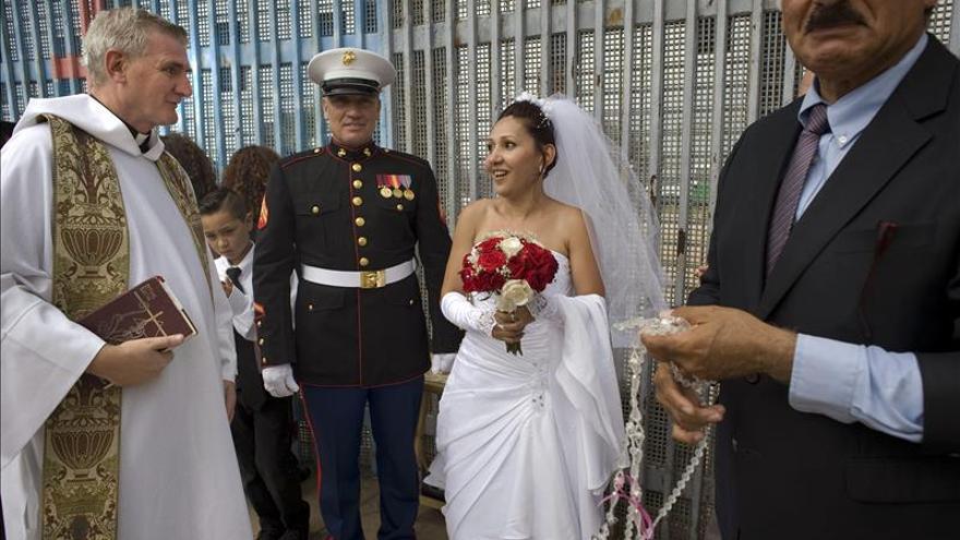 Una pareja se sobrepone a una deportación y se casan en el muro fronterizo entre EE.UU. y México