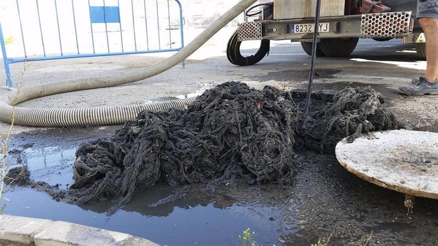 Un "monstruo de toallitas" de 350 kilos desborda un colector de San Javier