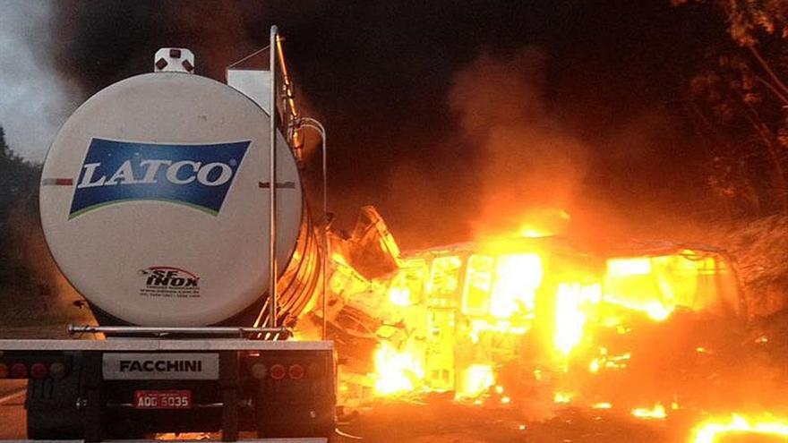 Al menos veinte muertos en un choque entre un camión y un autobús en el sur de Brasil