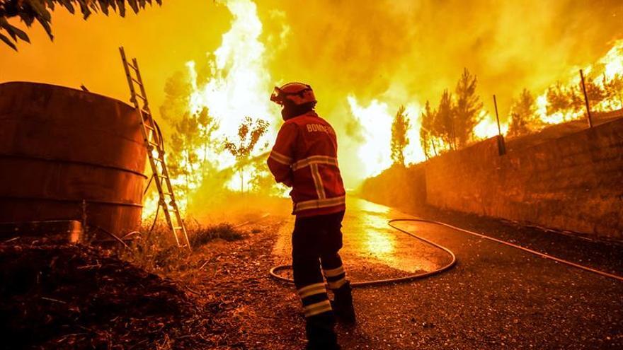 La falta de visibilidad impide actuar a los medios aéreos en el incendio de Portugal